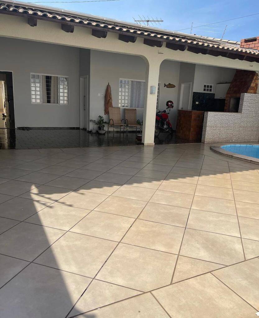 Casa à venda com 4 quartos, 201m² - Foto 1