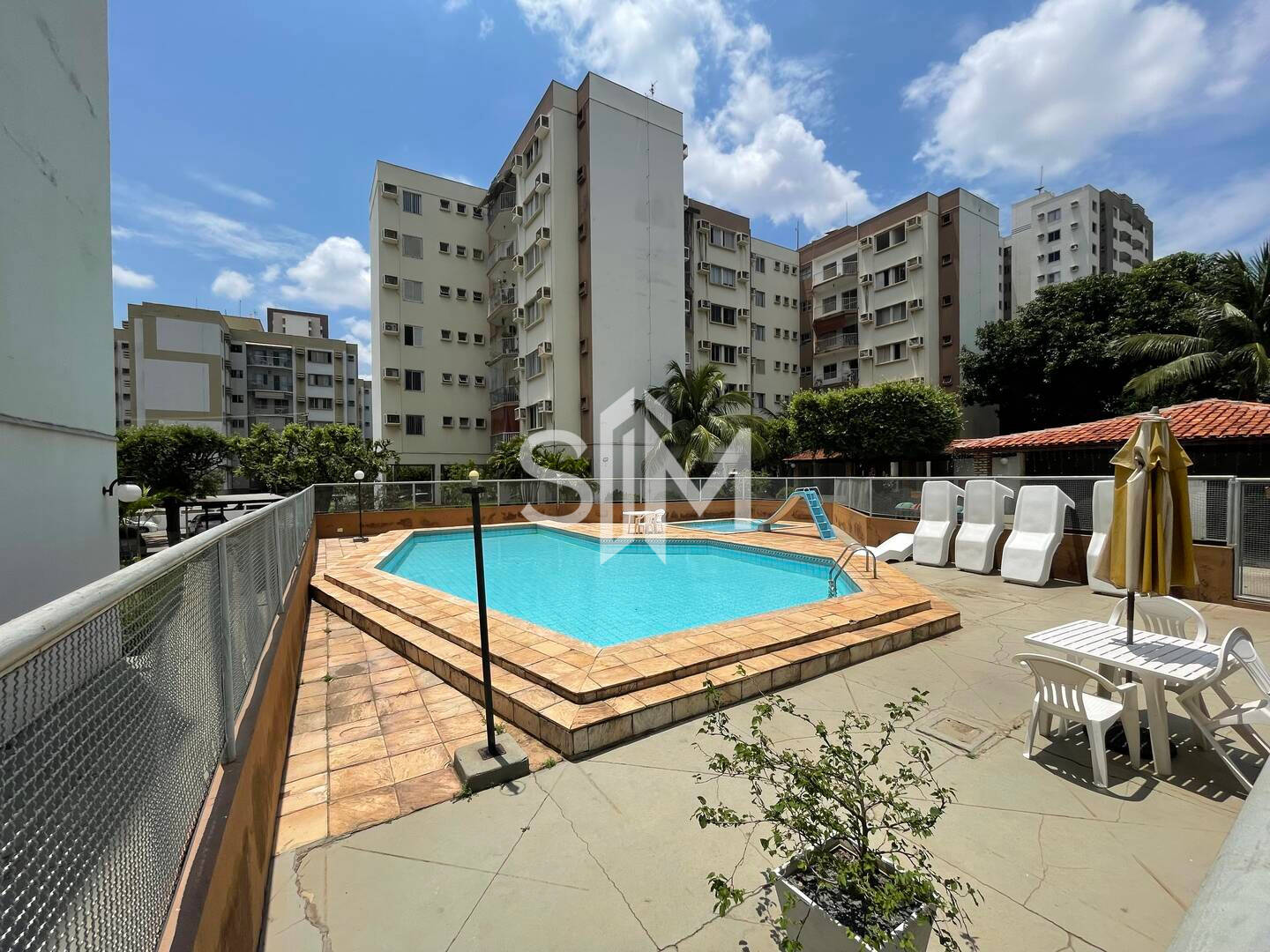 Apartamento à venda com 3 quartos, 95m² - Foto 2